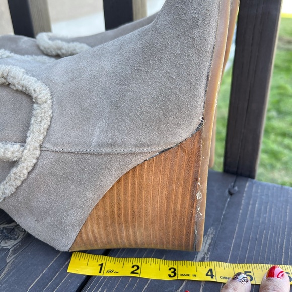 Victoria’s Secret 3.5 wedge neutral boots Sz 6 - Picture 4 of 12